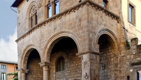 Piazza San Lorenzo - Palazzo di Valentino della Pagnotta (sec. XIII)