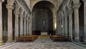 Cattedrale di San Lorenzo (sec. XII) - Interno, in primo piano il pavimento Cosmatesco