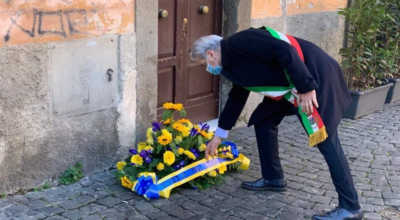 27 gennaio, Giorno della Memoria. Il sindaco Arena ha deposto un cuscino di fiori in via della Verità