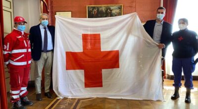 Sabato 8 maggio la bandiera della Croce Rossa esposta sulla facciata di Palazzo dei Priori e di Palazzo del Drago