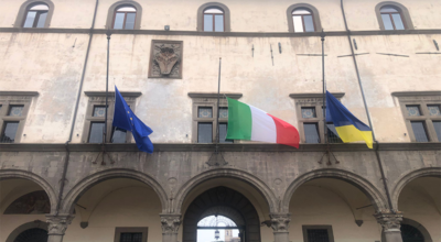 Giornata nazionale vittime Covid-19, bandiere a mezz’asta sulla facciata di Palazzo dei Priori
