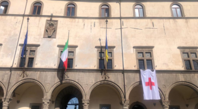 Esposta bandiera Croce Rossa sulla facciata di Palazzo dei Priori in occasione della Giornata mondiale della Croce Rossa e Mezza Luna Rossa