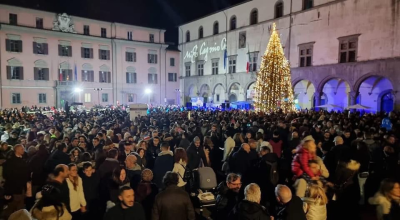 Natale 2022, la sindaca Frontini all’accensione dell’albero a piazza del Plebiscito: “Importante donare un pezzetto di sé a qualcosa o a qualcuno. Facciamolo, saremo una comunità più forte e unita”