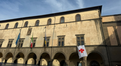 Giornata Mondiale della Croce Rossa e Mezzaluna Rossa, e settimana della Croce Rossa Italiana. Bandiera esposta su facciata Palazzo dei Priori e stasera illuminazione di rosso del Palazzo Papale
