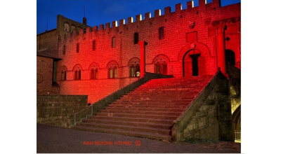 30 maggio, Giornata mondiale sclerosi multipla. Il Comune aderisce all’iniziativa e Palazzo Papale si illumina di rosso